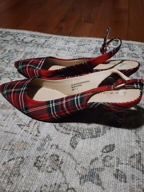 Isaac Mizrahi Red Green Plaid Pointed Toe Kitten Heel Slingback Pump 7.5